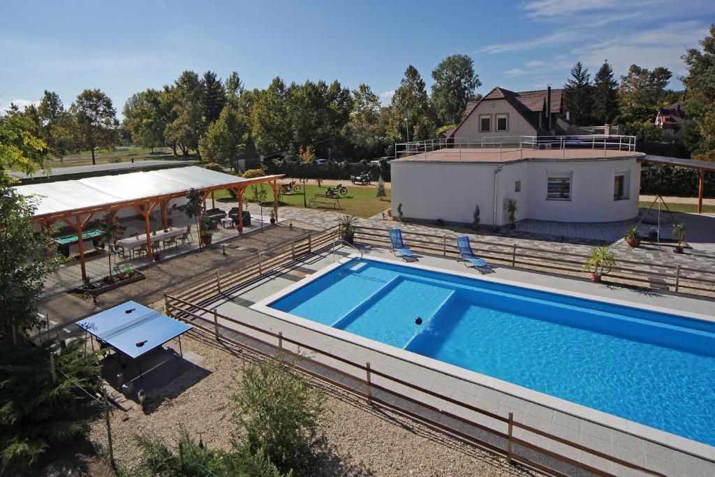 an overhead view of a swimming pool next to a house at Turulpanzio&Gombeach in Baja