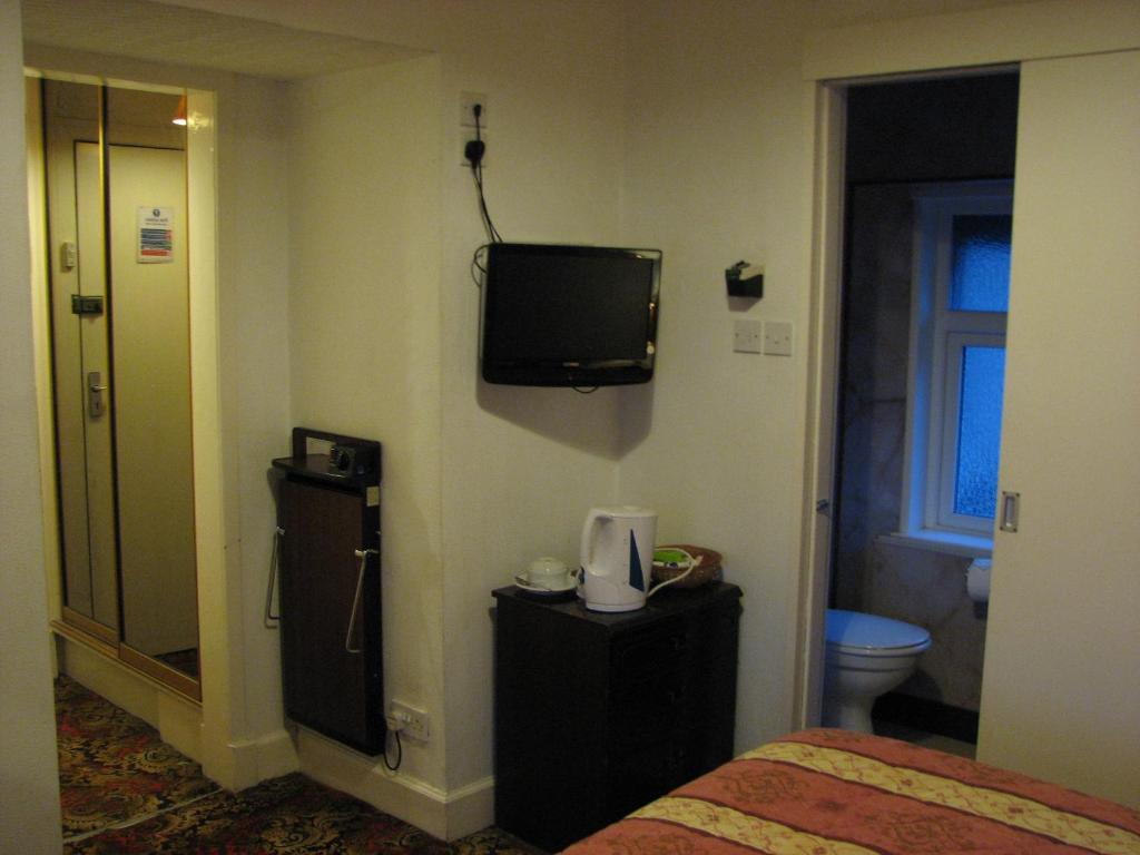 TV a/nebo společenská místnost v ubytování Lancaster Hotel