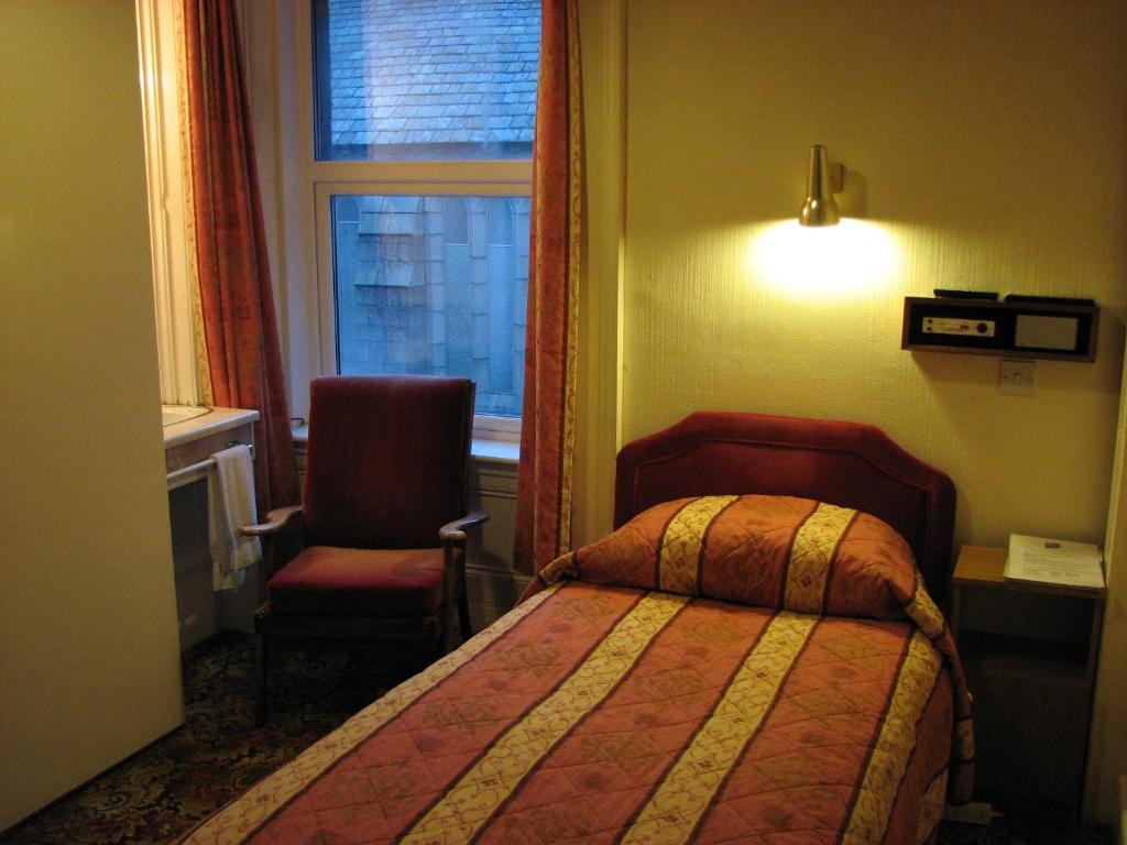 Postel nebo postele na pokoji v ubytování Lancaster Hotel