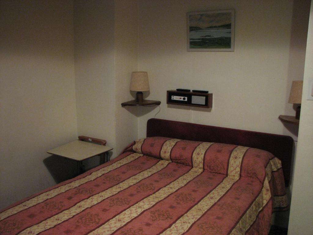 Postel nebo postele na pokoji v ubytování Lancaster Hotel