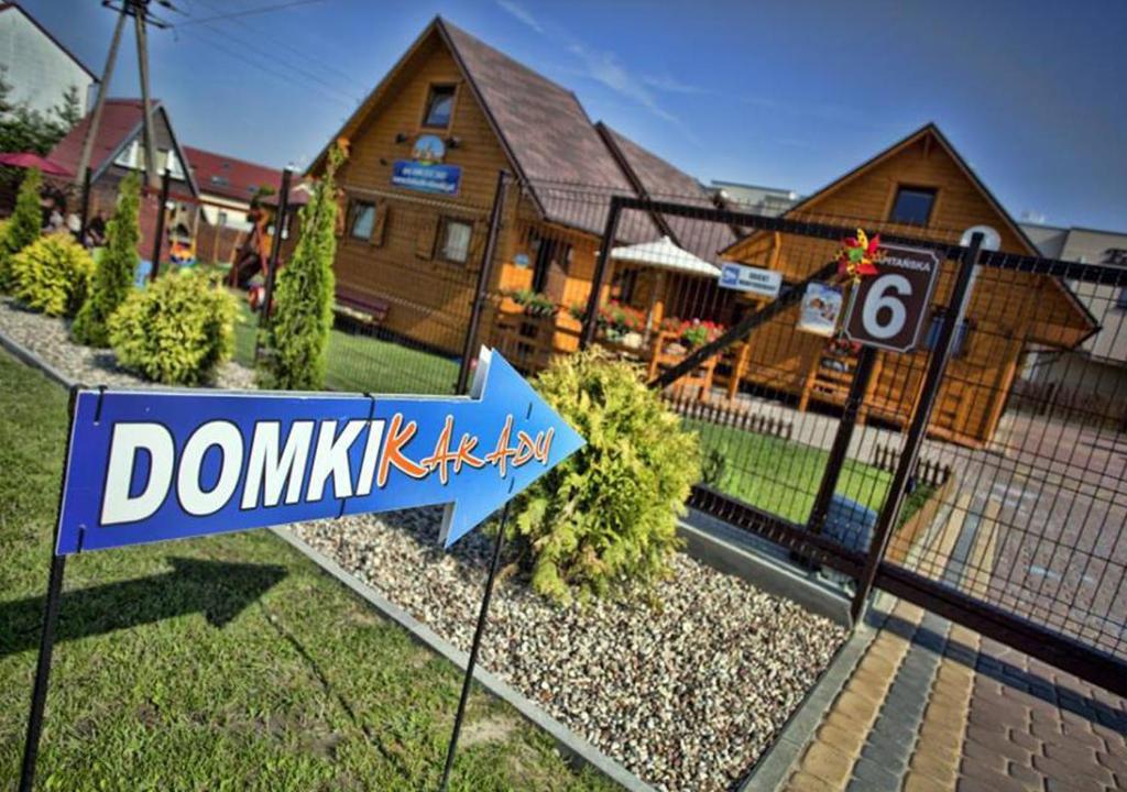 a street sign in front of a house at Kakadu domki letniskowe Niechorze in Niechorze