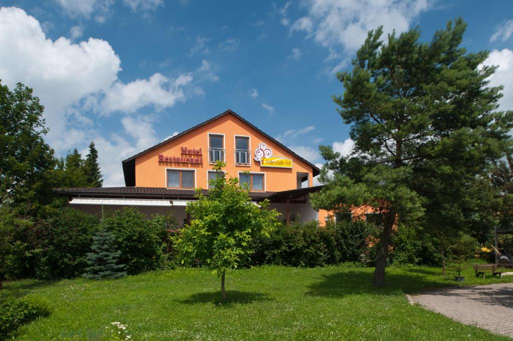een huis op een heuvel met bomen ervoor bij Sindersdorfer Hof in Hilpoltstein