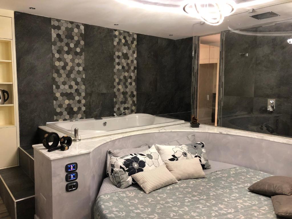 Postel nebo postele na pokoji v ubytování Assisi Luxury SPA Suite