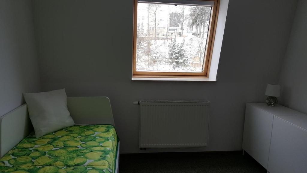 Posteľ alebo postele v izbe v ubytovaní Apartament rodzinny z ogrodem - Bliżej Zdroju