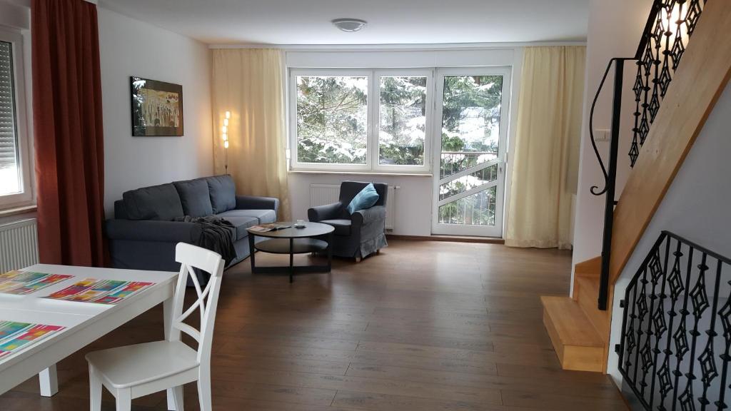 Posedenie v ubytovaní Apartament rodzinny z ogrodem - Bliżej Zdroju