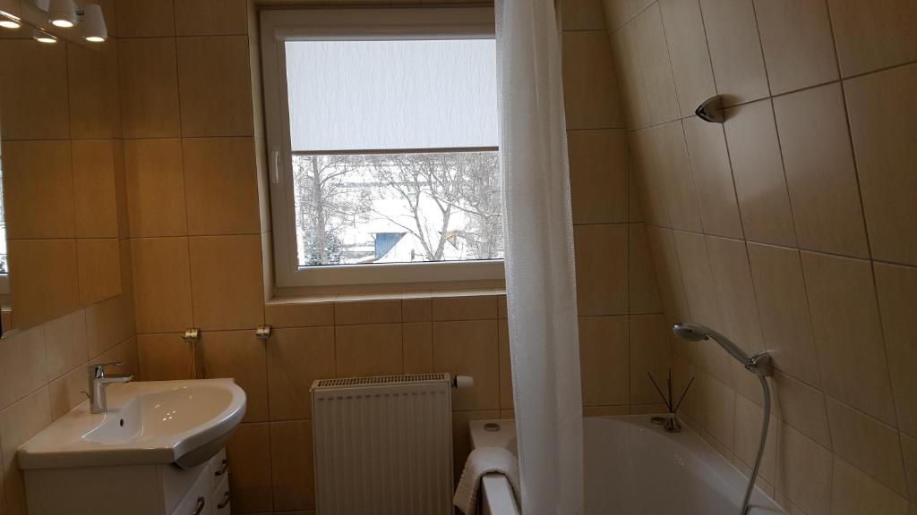 Kúpeľňa v ubytovaní Apartament rodzinny z ogrodem - Bliżej Zdroju