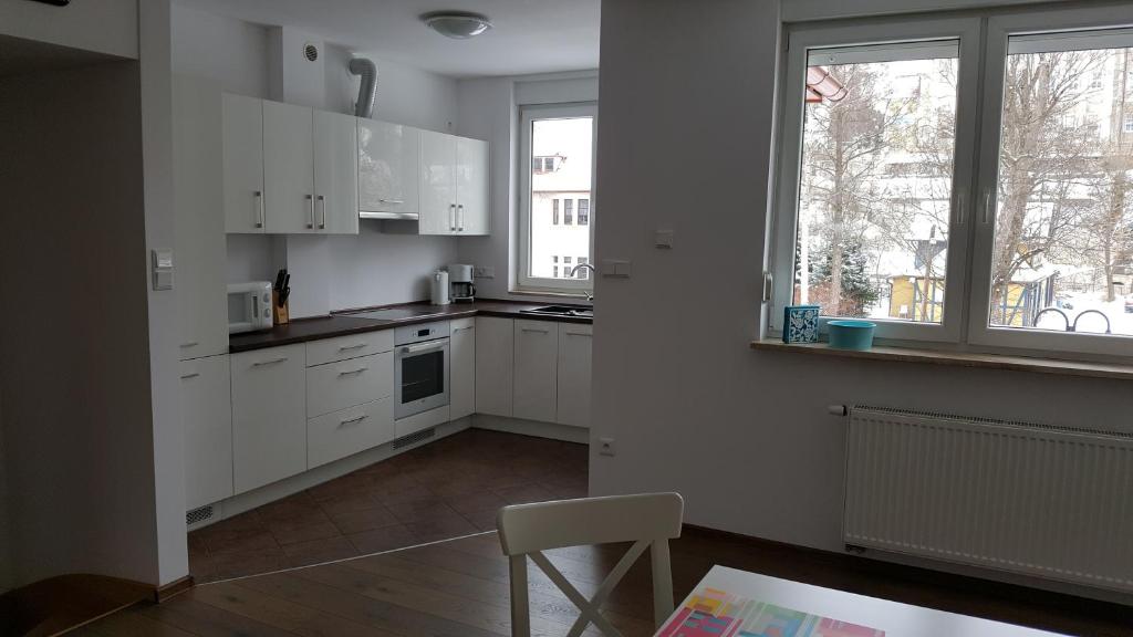 Kuchyňa alebo kuchynka v ubytovaní Apartament rodzinny z ogrodem - Bliżej Zdroju