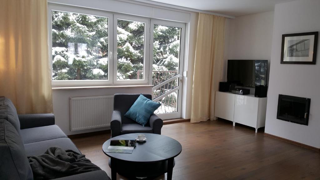 Televízia a/alebo spoločenská miestnosť v ubytovaní Apartament rodzinny z ogrodem - Bliżej Zdroju