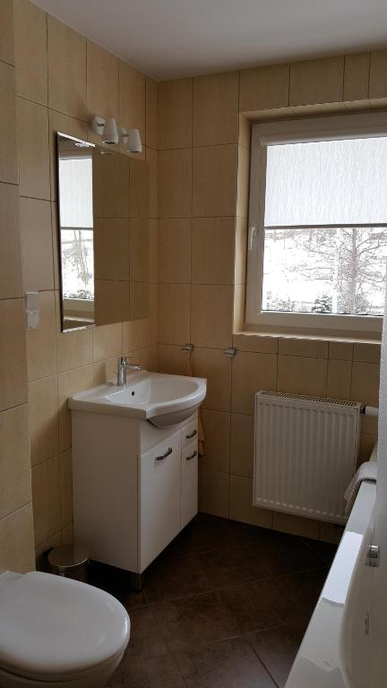 Kúpeľňa v ubytovaní Apartament rodzinny z ogrodem - Bliżej Zdroju