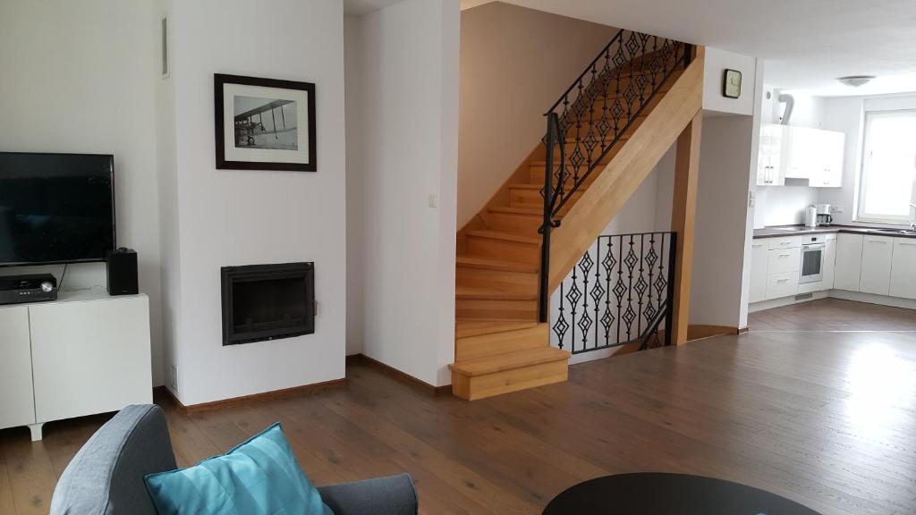 Televízia a/alebo spoločenská miestnosť v ubytovaní Apartament rodzinny z ogrodem - Bliżej Zdroju