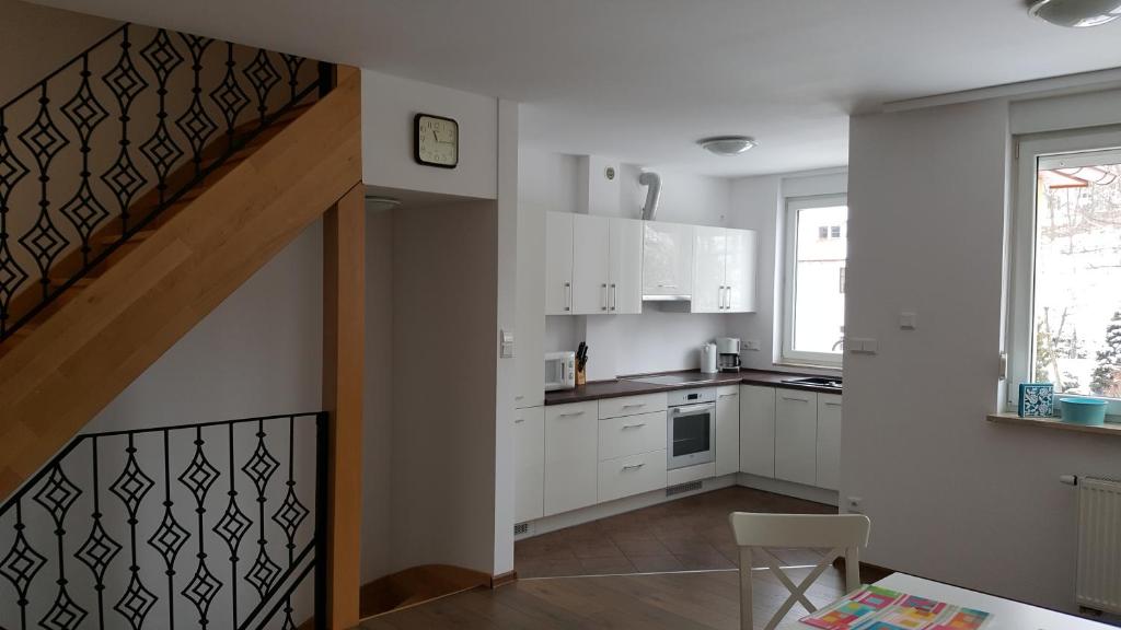 Kuchyňa alebo kuchynka v ubytovaní Apartament rodzinny z ogrodem - Bliżej Zdroju