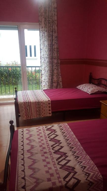 Postel nebo postele na pokoji v ubytování magnifique appartement Saidia wifi gratuit et chaînes internationales