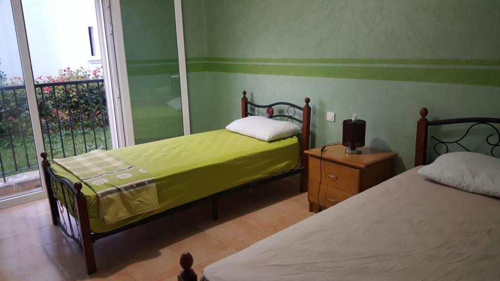 Postel nebo postele na pokoji v ubytování magnifique appartement Saidia wifi gratuit et chaînes internationales