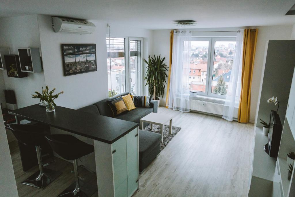 - un salon avec un canapé et une table dans l'établissement Design apartment, the city centre close to the health spa, à Piešťany