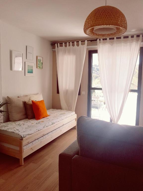 salon z łóżkiem i oknem w obiekcie Estudio Pueblo Evita 133 w mieście Benalmádena