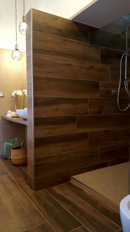 a wooden wall in a bathroom with a shower at Villa Ettore in Pompei
