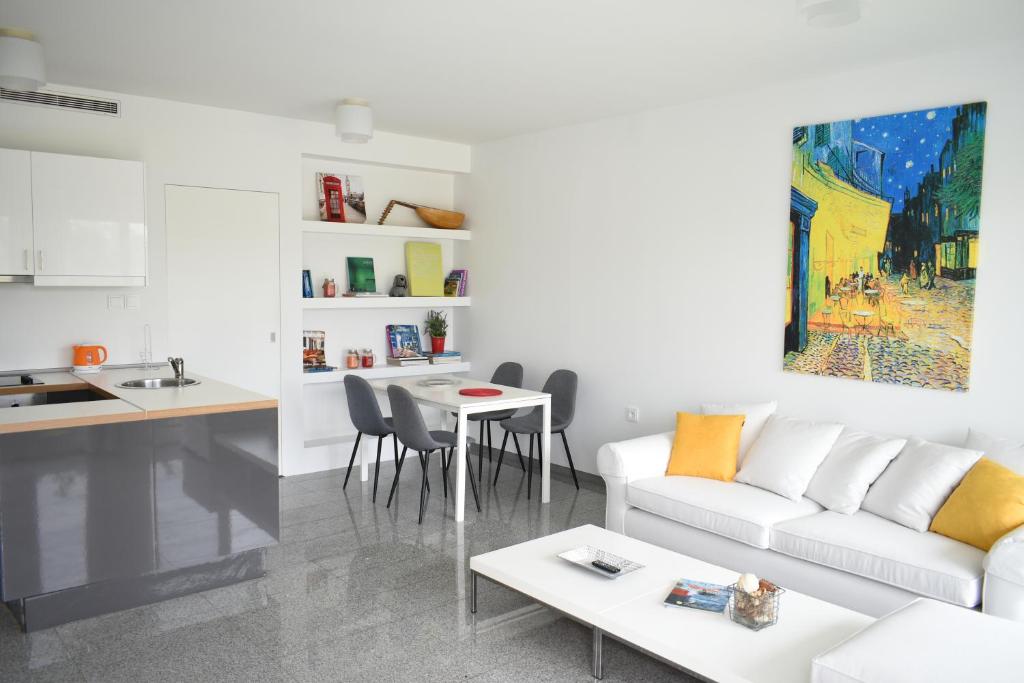 Verde Apartments - 1