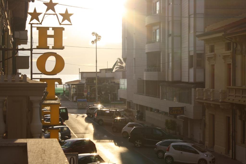 una calle de la ciudad con coches aparcados en la calle en Magis Ac Magis Bedrooms Versilia, en Viareggio