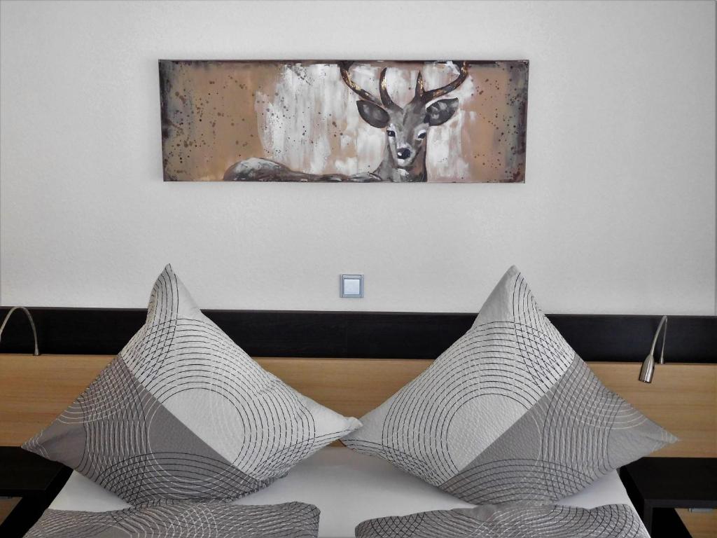twee kussens op een tafel met een foto van een hert bij Ferienwohnung Kurpark in Xanten