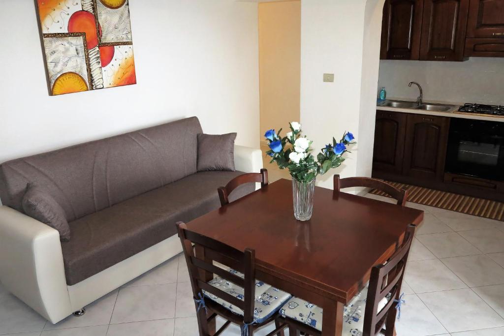 A kitchen or kitchenette at Yellowhouse