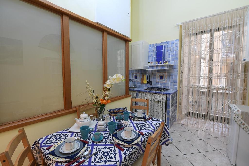 A kitchen or kitchenette at Salerno Centro