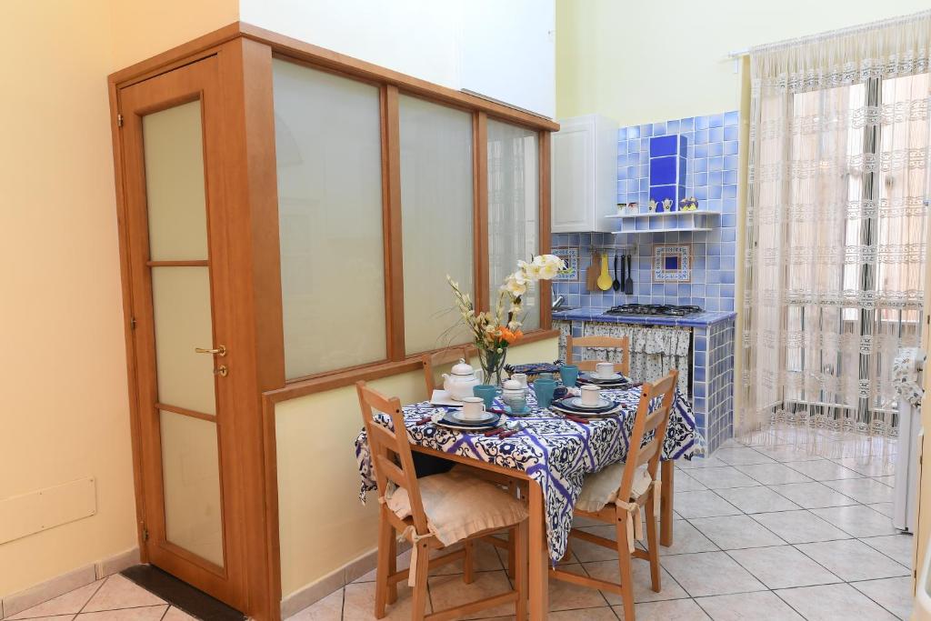 A kitchen or kitchenette at Salerno Centro