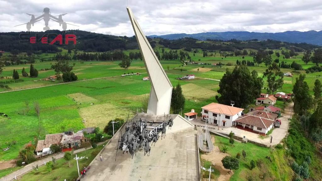 uma vista aérea de um grande monumento num campo em Hotel El Cangrejo em Paipa