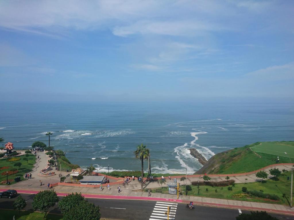 una vista del océano desde la cima de una colina en Malecón, en Lima