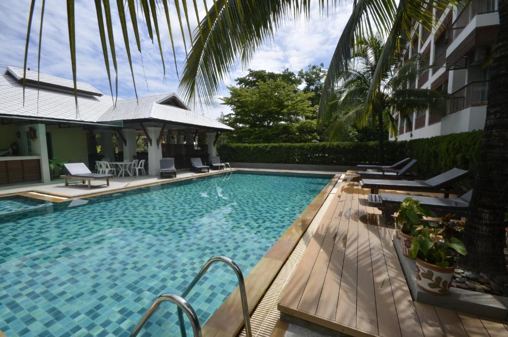 Bazén v ubytování Sakorn Residence and Hotel nebo v jeho okolí