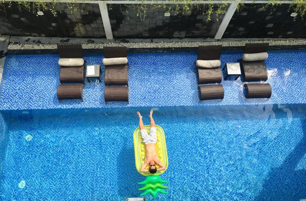 osoba na tratwie w basenie w obiekcie Ivy Villa w Hoi An