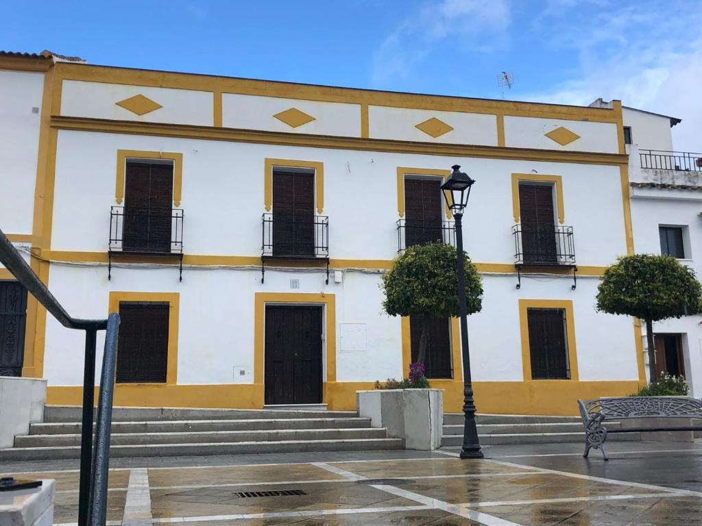 un edificio con una luz de la calle delante de él en Casa Rural Mirador del Castillo, en Almodóvar del Río