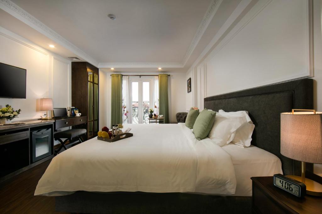 Postel nebo postele na pokoji v ubytování Hanoi Allure Hotel