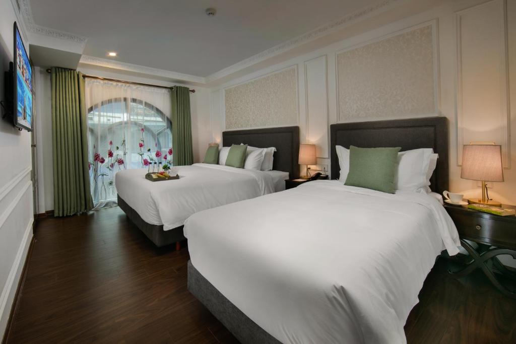 Postel nebo postele na pokoji v ubytování Hanoi Allure Hotel