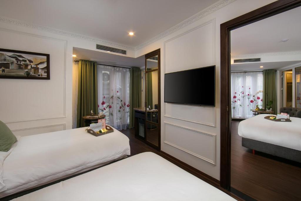 Postel nebo postele na pokoji v ubytování Hanoi Allure Hotel