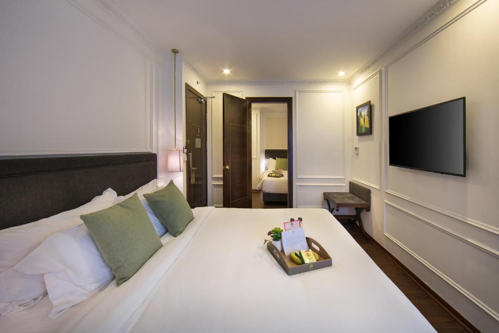 Postel nebo postele na pokoji v ubytování Hanoi Allure Hotel