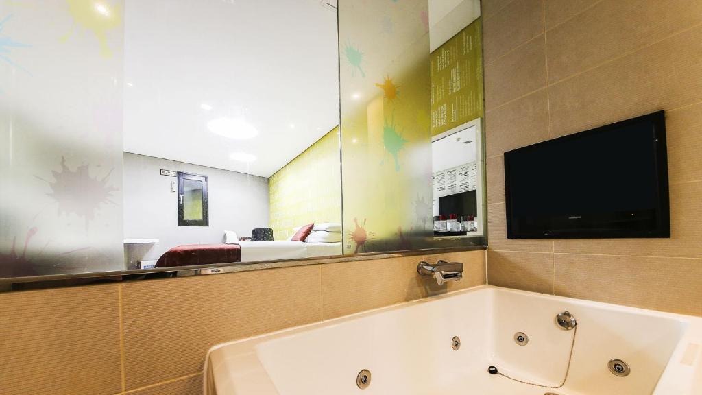 TV a/nebo společenská místnost v ubytování Hotel ON