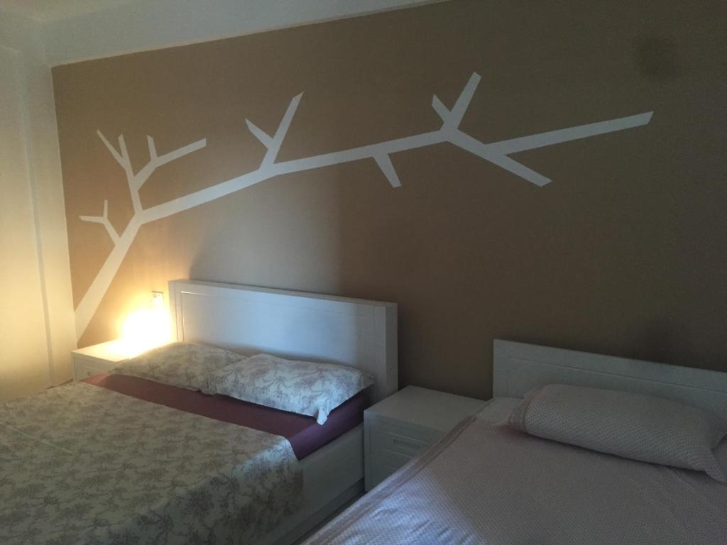 Llit o llits en una habitació de Aldi`s Guest House