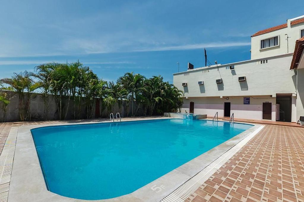 维尔尼甘尼Hotel Seagate的建筑物前的一个大型蓝色游泳池