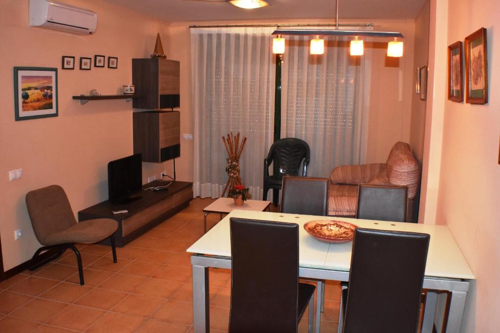 アンポスタにあるApartament Montserrat Eucaliptus 3のキッチン、リビングルーム(テーブル、椅子付)