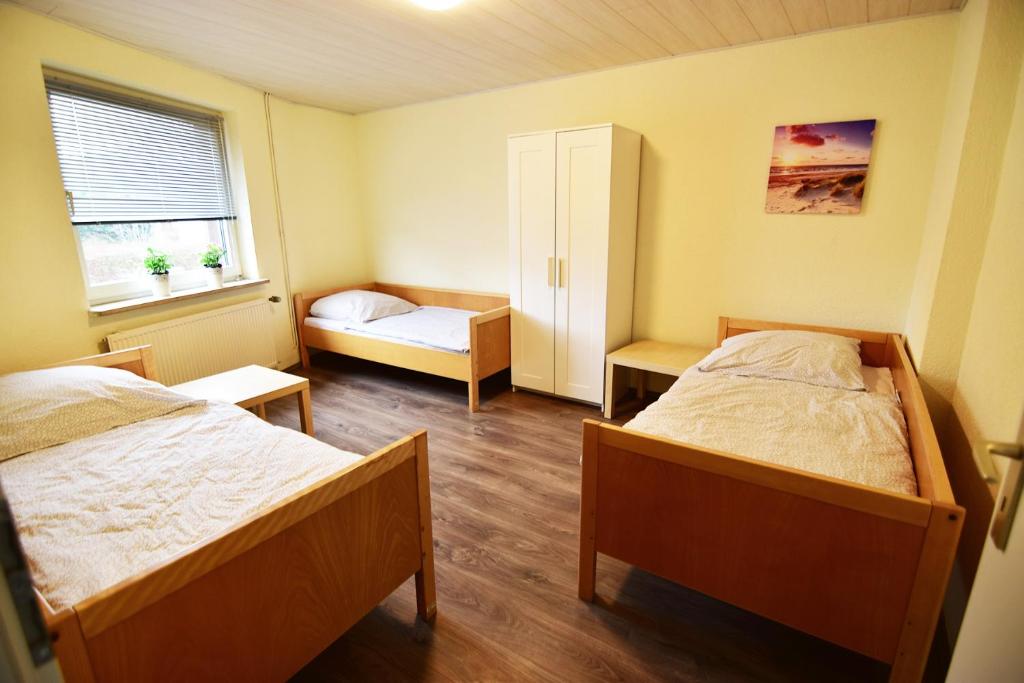 Un pat sau paturi într-o cameră la Work & Stay Ferienhaus Niederkassel