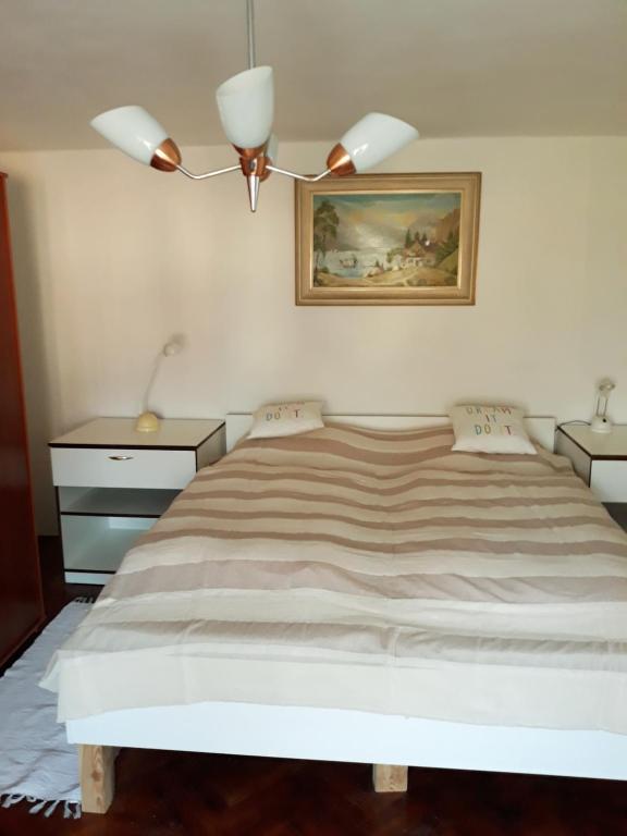 een slaapkamer met een bed en een schilderij aan de muur bij Guest House Hartenberg in Sokolov