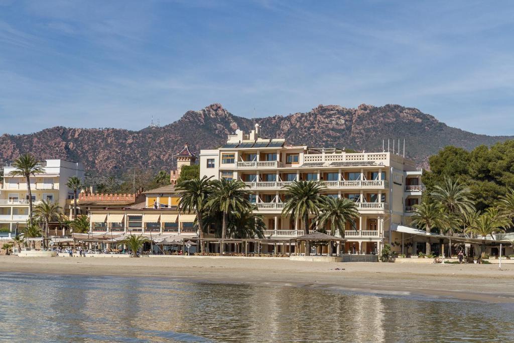 un hotel en la playa con montañas en el fondo en Voramar, en Benicàssim