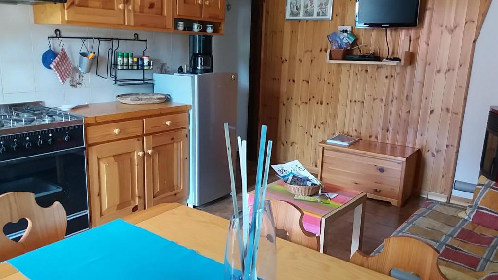 A kitchen or kitchenette at Piccola Perla A Livo