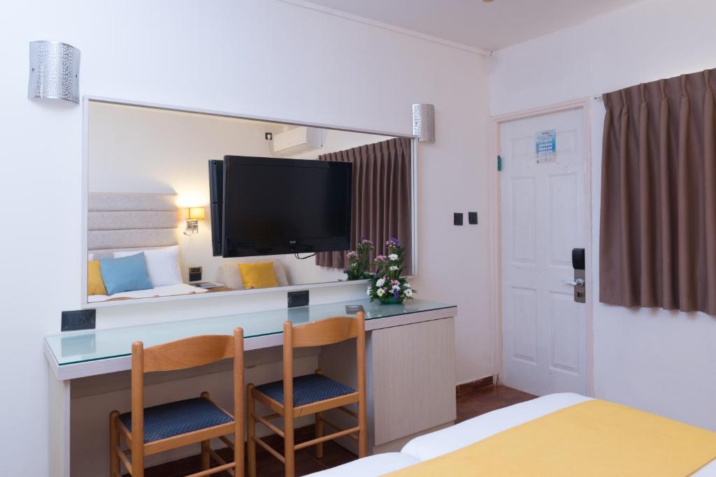 TV a/nebo společenská místnost v ubytování Americana Eilat Hotel
