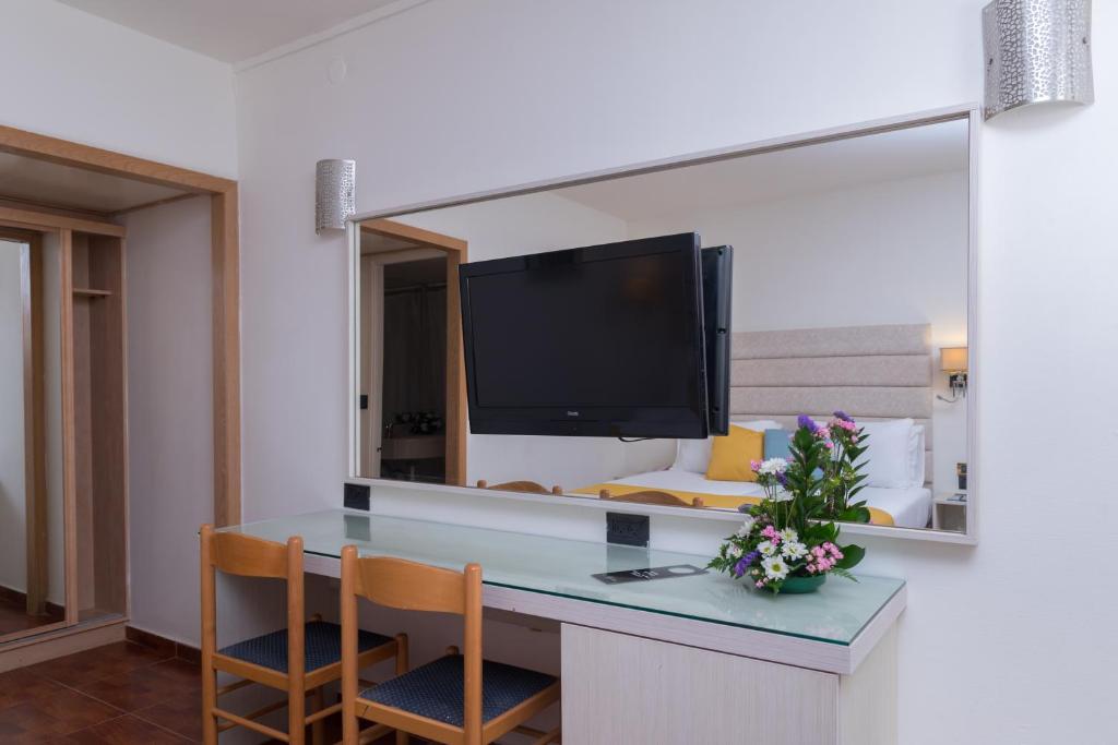 TV a/nebo společenská místnost v ubytování Americana Eilat Hotel