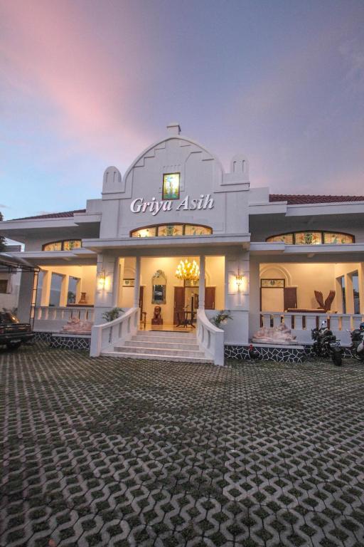 Un edificio con un cartello che legge asilo cittadino di Griya Asih a Yogyakarta