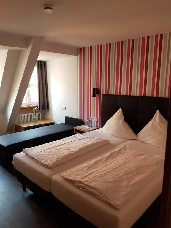 Postel nebo postele na pokoji v ubytování Hotel Gasthof Traubenbräu