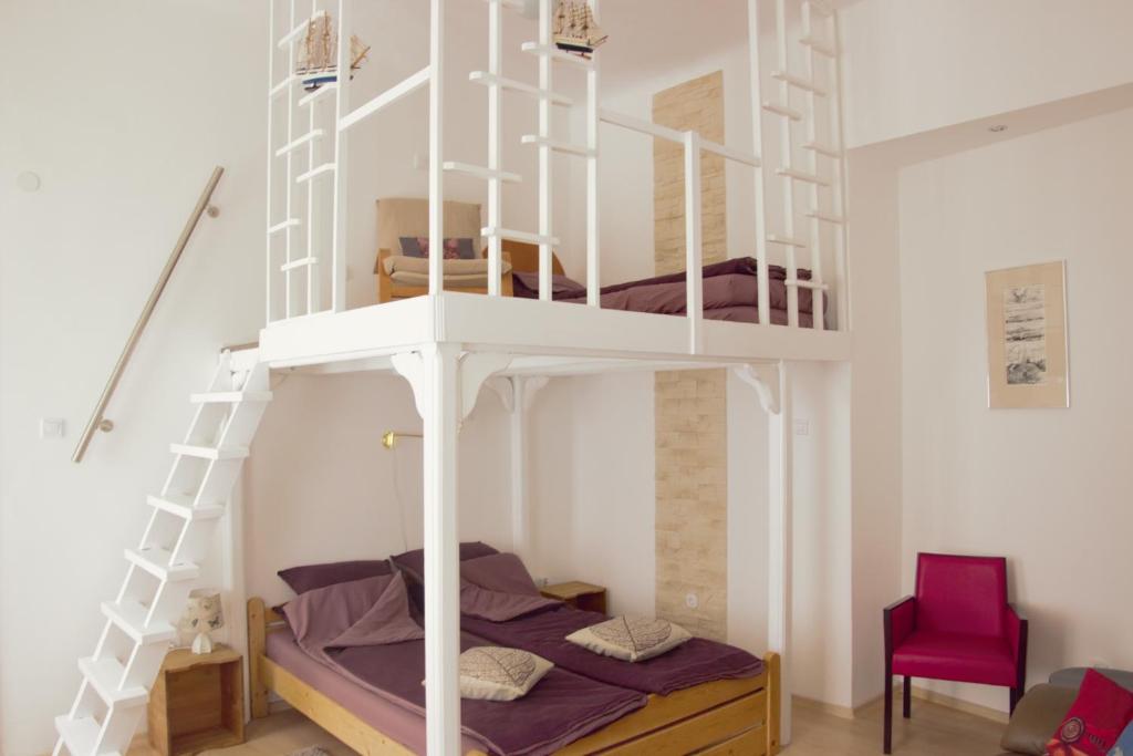 ブダペストにあるABC Apartmentのベッドルーム1室(白い二段ベッドフレームの二段ベッド1組付)