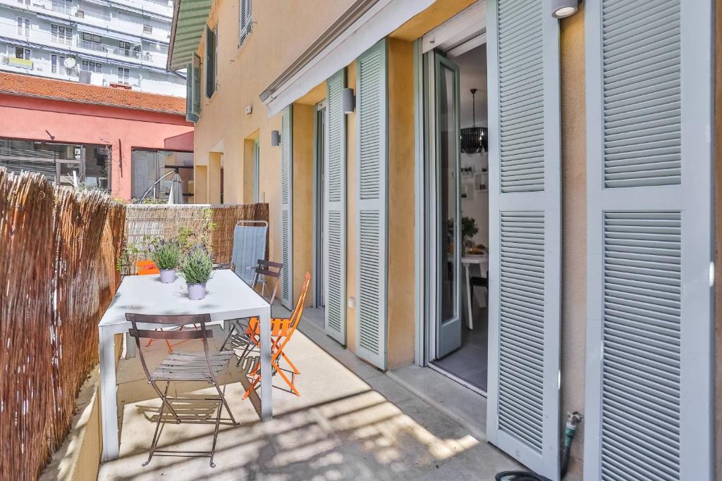 a patio with a table and chairs on a balcony at MY CASA FRANCE 82 D - Terrace in Nice