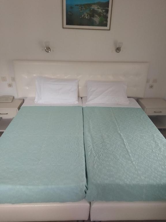 A bed or beds in a room at Oasis